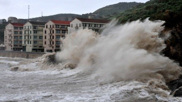 Huge waves hit the dike as Typhoon Fitow as it made landfall in Wenling