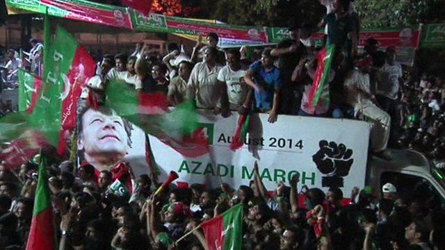 Supporters of Imran Khan in protest convoy heading to Pakistani capital, Islamabad