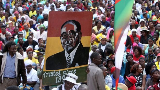 Mugabe supporters gather outside the Zanu-PF's headquarters in Harare (21 July 2016)