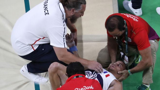 Samir Aït Said en el piso rodeado por miembros de su equipo y equipo médico