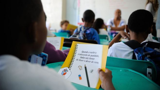 Alunos de escola pública no Brasil