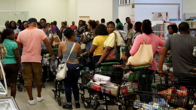 Jamaicans flock to the supermarkets to take care of last minute shopping pending the arrival of Hurricane Matthew in Kingston (30 September 2016)