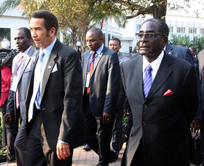 Rais wa Botswana kushoto Ian Khama na mwenzake wa Zimbabwe Robert Mugabe