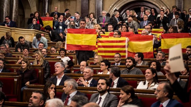 Popular Party members of the Catalan regional parliament hold Spanish flags (9 Nov)