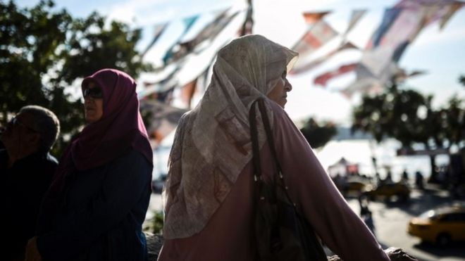 A woman wearing a headscarf in Istanbul (04 June 2015)