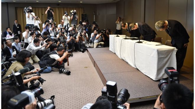 Executivos da Toshiba em uma coletiva de imprensa realizada para pedirem desculpas em julho de 2015