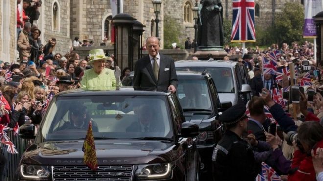 Queen and Duke of Edinburgh wave to crowds from car