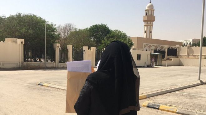 Aziza Al-Yousef delivering petition