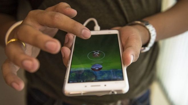 Un joven jugando Pokémon Go