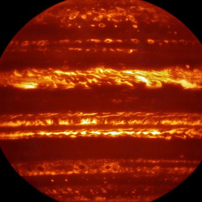 Imagem de Jupiter, colorida artificialmente, foi produzida por um equipamento de megatelescópio que consegue estudar a luz infravermelha de objetos celestes