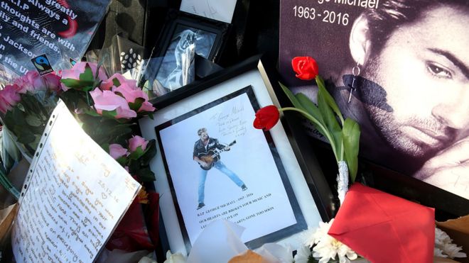 Flores y fotos de George Michael en la puerta de su casa en Londres