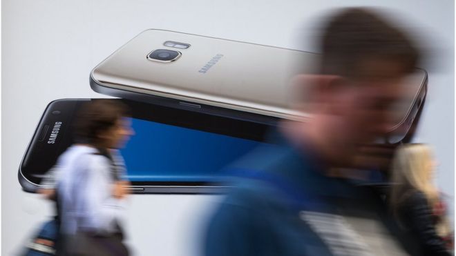 Transeúntes frente a un afiche del Galaxy Note 7.