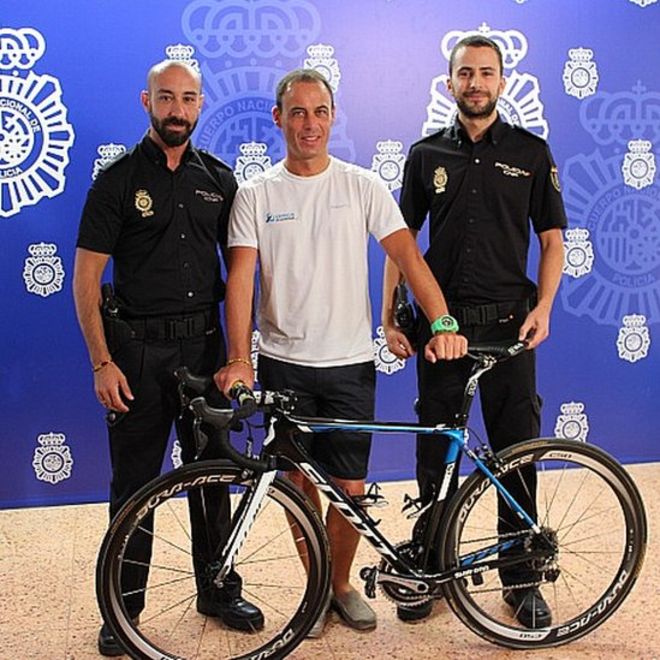 Malaga police with recovered stolen bicycle (13 September 2015)