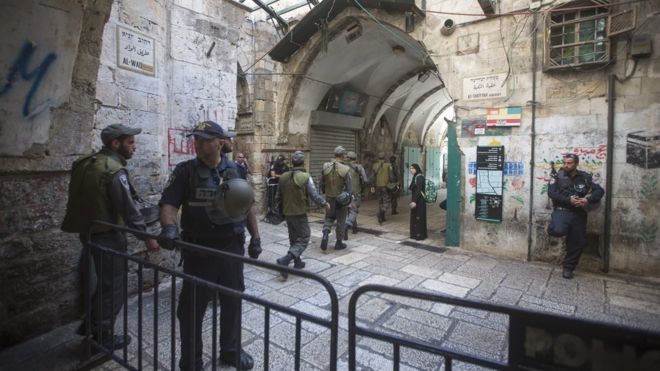 Israeli police patrolling alleys of the old city of Jerusalem on 4 October 2015