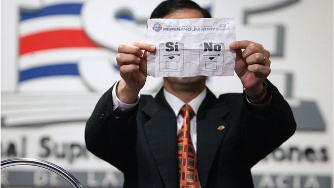 Un funcionario del consejo electoral muetra un boceto de la boleta para el refrendo sobre el TLC con EE.UU. que se celebró en Costa Rica.