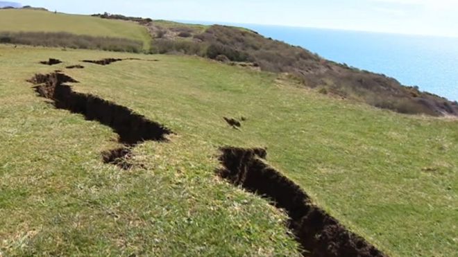 The large crack has opened up in the cliff between Bowleaze Cove and Redcliff Point