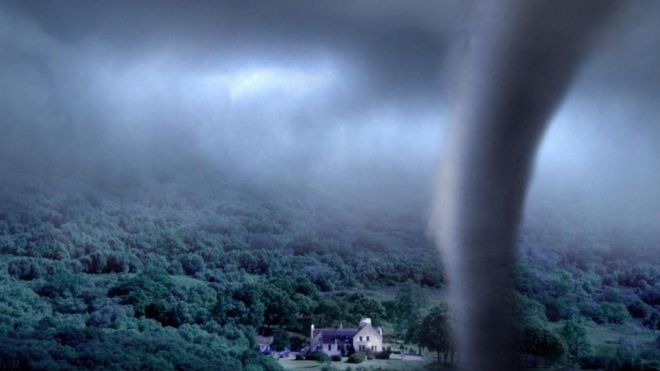 Un tornado amenaza una casa solitaria