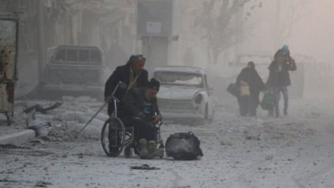 Civiles huyendo de Alepo