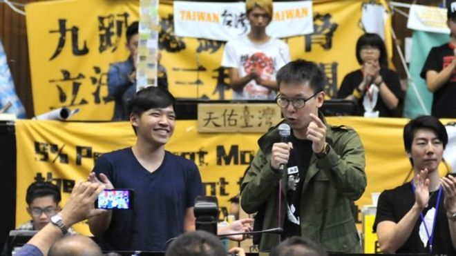 林飞帆(右)是太阳花学运领袖之一(资料图片)