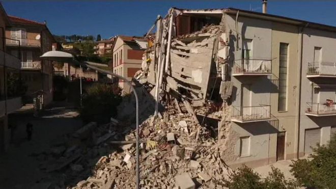 Destroços do terremoto em Nórcia