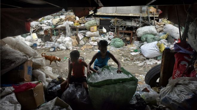 Meninos trabalham em lixão nas Filipinas
