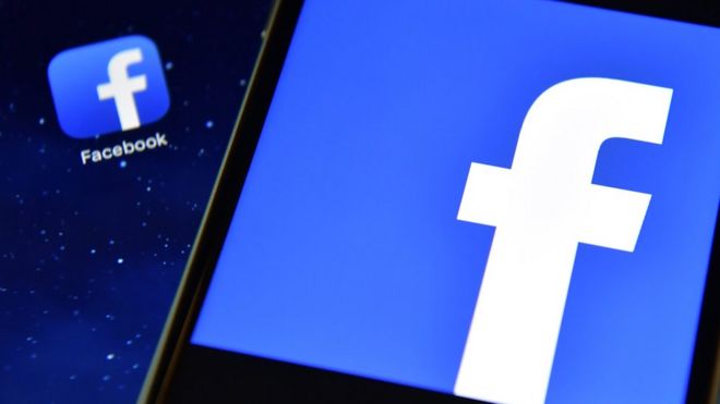 Logos de Facebook en una tableta y en un teléfono inteligente
