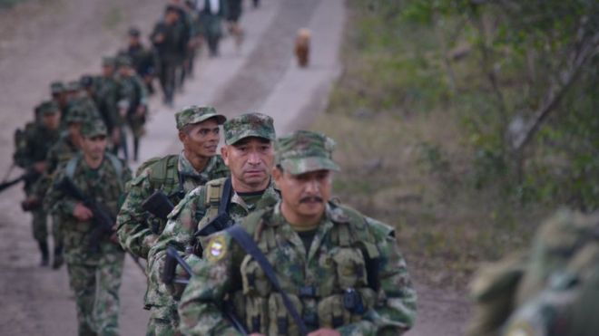 Guerrilleros del Frente 59 de las FARC marchan hacia ZVTN de Pondores, en La Guajira