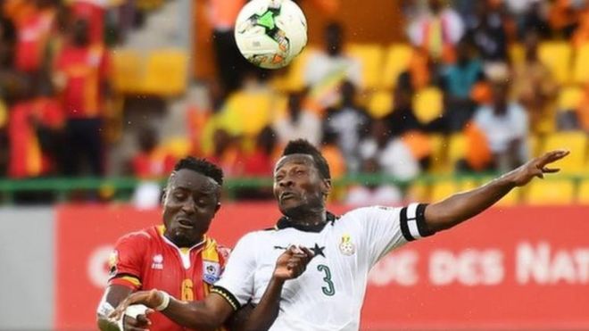 Nahodha wa kikosi cha Ghana Asamoah Gyan kulia aliyepata penalti