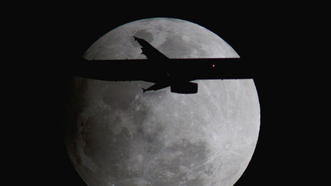 Avión Airbus frente a la imagen de la Luna