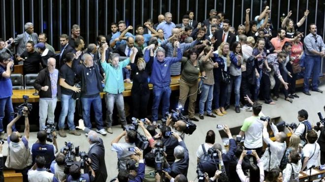 متظاهرون في البرازيل يطالبون بانقلاب عسكري على الحكومة