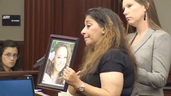 Darlene Farah con un cuadro de su hija en el juicio.