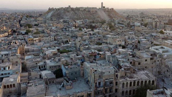 Una vista general tomada con un drone muestra la ciudadela histórica de Alepo como se ve desde una zona rebelde de Alepo, Siria, 12 de octubre de 2016.