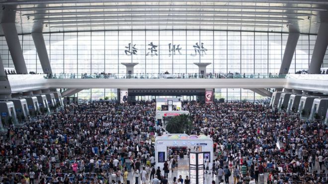 Pasajeros esperan por trenes en la estación de Hangzhou, provincia de Zhejiang.