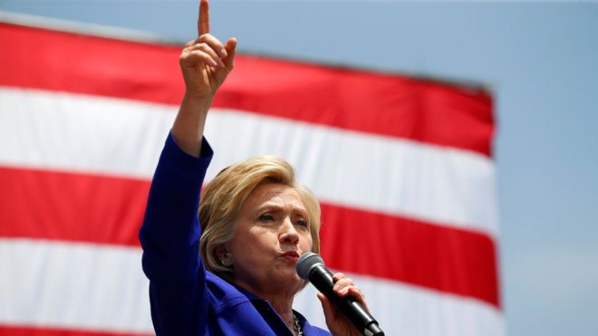 Hillary Clinton ergue o braço durante discurso na Califórnia em junho de 2016