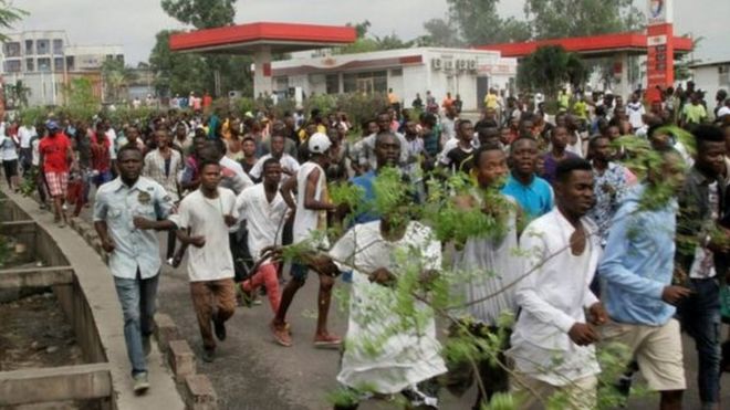 Waandamanaji katika barabara kuu za mji wa Kinshasa nchini DRC