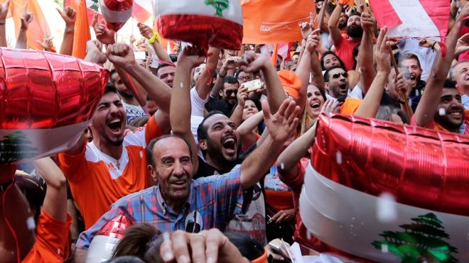 لبنانيون من التيار الوطني الحر يحتفلون بانتخاب ميشال عون رئيسا للبلاد