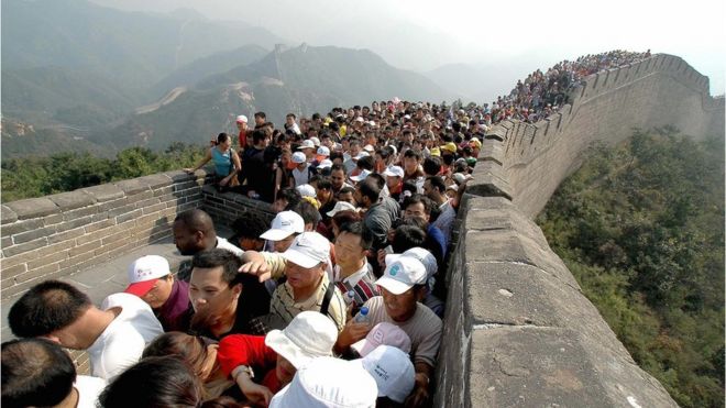 Visitantes se agolpan en la Gran Muralla China.