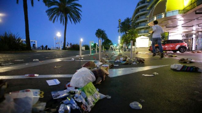 Un hombre corre por el paseo de los ingleses de Niza después del ataque