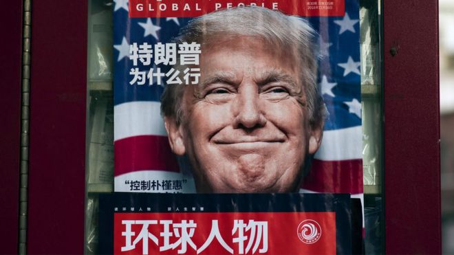 Publicidad de una revista publicada en Shangái que muestra a Trump en su portada.