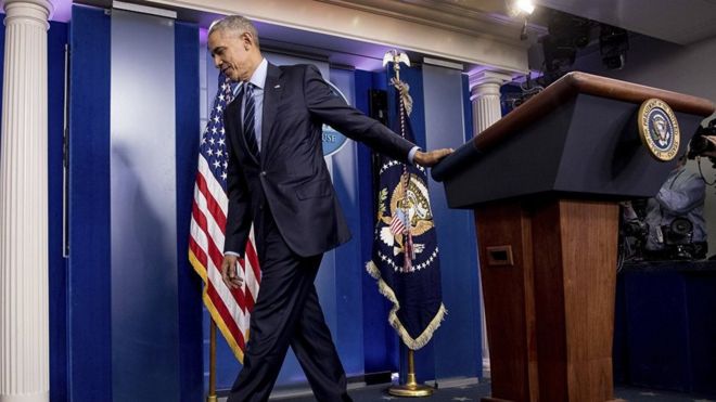 Tổng thống Obama rời phòng họp báo
