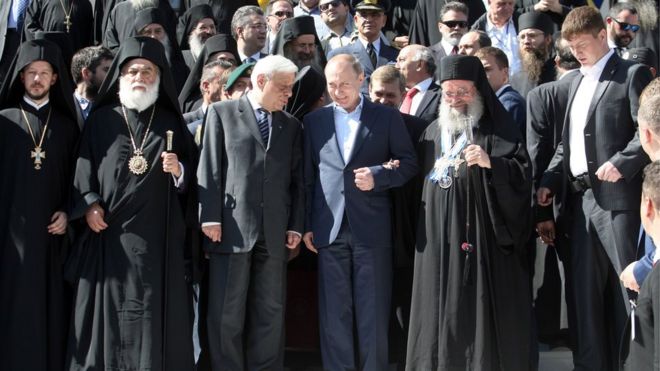 Russian President Vladimir Putin (C) and Greek President Prokopis Pavlopoulos (3R) during a visit to the monastic community of Mount Athos, in Karyes on May 28, 2016.