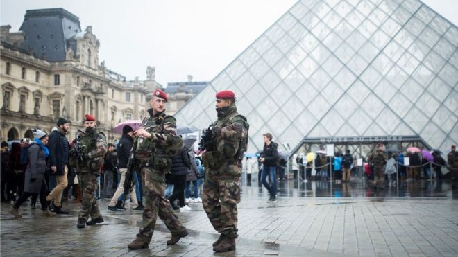 French soldiers outside Louvre 04.02.2017