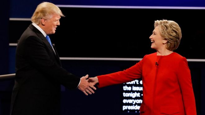 Donald Trump y Hillary Clinton estrechándose la mano