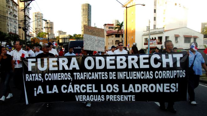 Protestas en Panamá contra Odebrecht, los manifestantes llevan un cartel que dice "fuera Odebrecht"