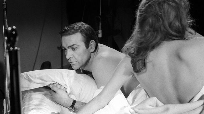 Pareja en la cama.
