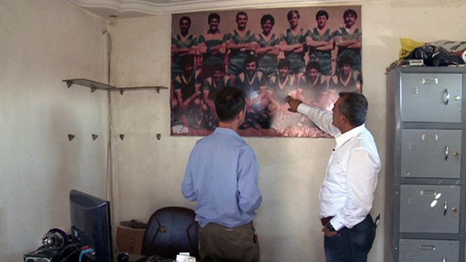 Picture of football team on the wall