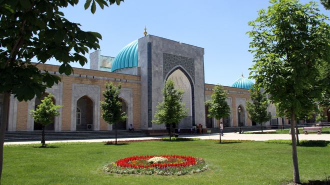 د امام بخاري ارامځای