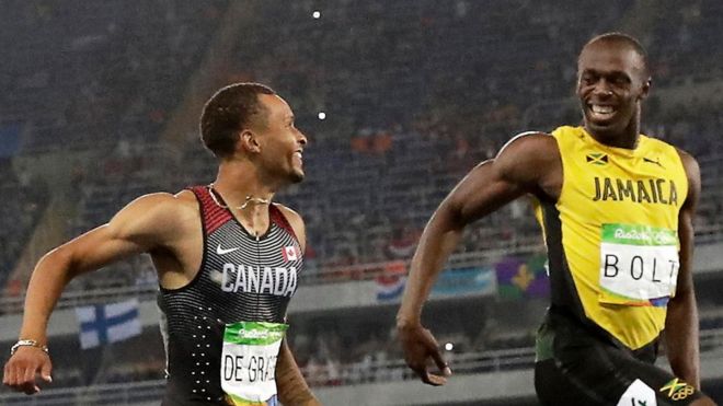 Usain Bolt y Andre de Grasse se sonríen mutuamente