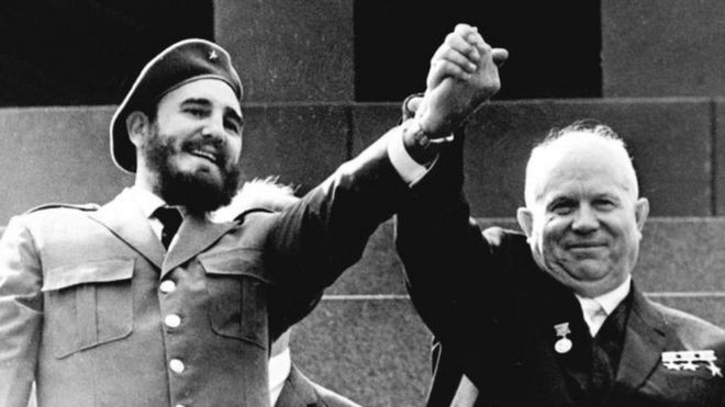 1963ல் மே மாதம் ஃபிடல் காஸ்ட்ரோ சோவியத் தலைவர் நிக்கிட்டா குருஷேவின் கைகளைப் பிடித்து உயர்த்தும் காட்சி. இந்தப் படம் அவர் அதிகாரபூர்வமாக மாஸ்கோவிற்கு வருகை தந்தபோது எடுக்கப்பட்டது.