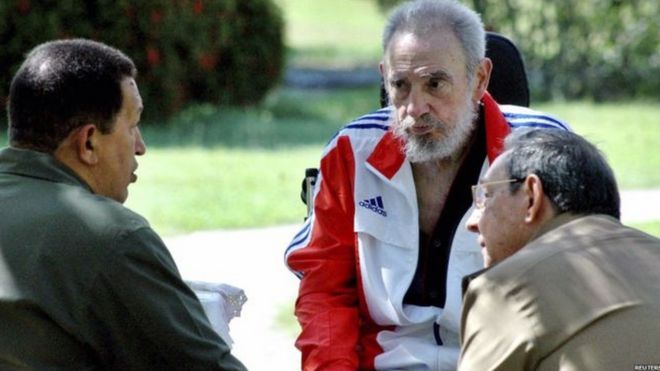 2008ம் ஆண்டு ஜூன் மாதம் 18ம் தேதி, ஹவானாவில் வெனிசுவேலா நாட்டின் அதிபர் ஹியூகோ சாவேஸ் மற்றும் ஃபிடல் காஸ்ட்ரோவின் சகோதரர் மற்றும் அதிகாரத்தில் இருந்த கியூபா அதிபர் ராவுல் காஸ்ட்ரோவுடன் நடந்த ஒரு சந்திப்பின் போது எடுத்த படம்.